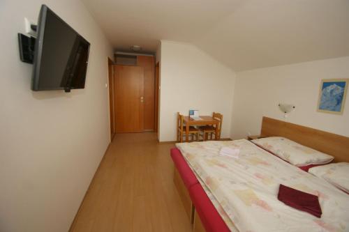 2 twin beds