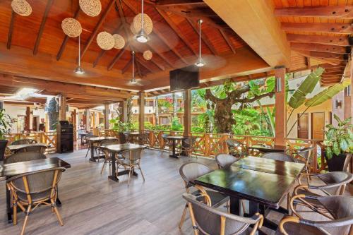 Bar/lounge, Best Western Plus Belize Biltmore Plaza in Belize City