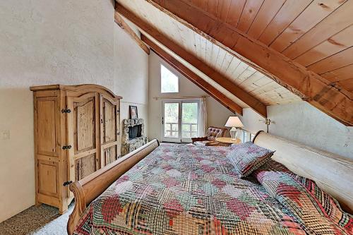Charming Riverfront Cabin with Fireplaces home - image 9