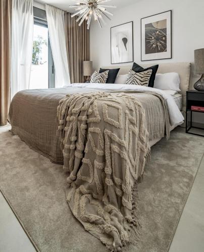 GB13- 4 bedroom townhouse 100 from sandy beaches