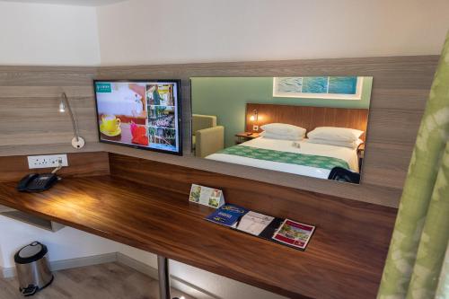 Double Room - Non-Smoking  image 10
