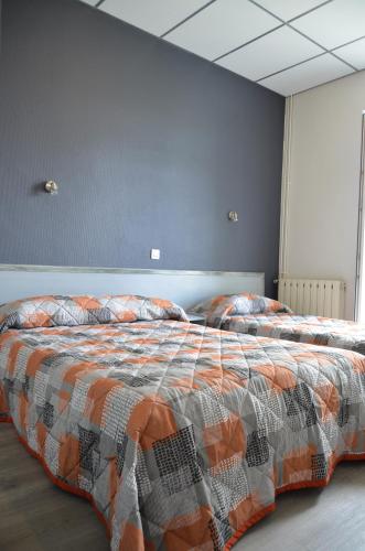 3 twin beds