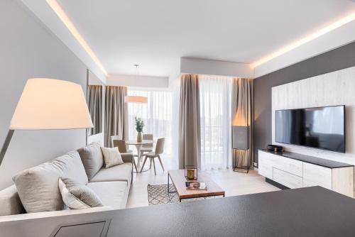 1 queen bed, 1 sofa bed