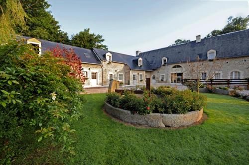 Зовнішній вигляд готелю, Hotel Le Manoir De Mathan Crepon a la campagne 5 mn d'Arromanches et 10 mn de Bayeux in Крепон