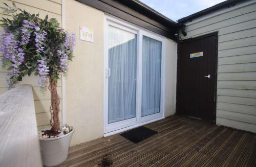 17H Medmerry Park 2 Bedroom Chalet - Earnley