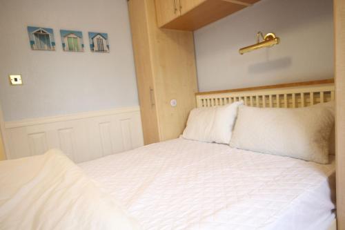 11B Medmerry Park 2 Bedroom Chalet - No Manual Workers Allowed