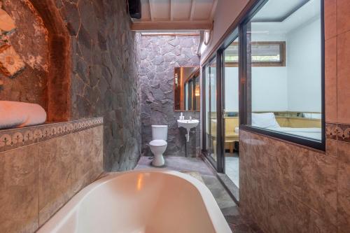 Bathroom, Imelda Residence Setrasari RedPartner near NuArt Sculpture Park