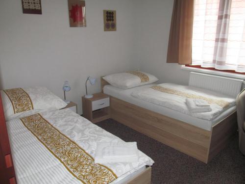 2 twin beds