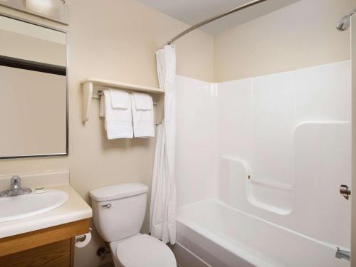 LikeHome Extended Stay Hotel Columbus - 화장실