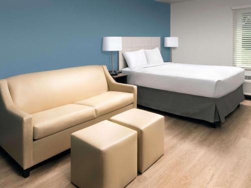 1 queen bed, 1 sofa bed