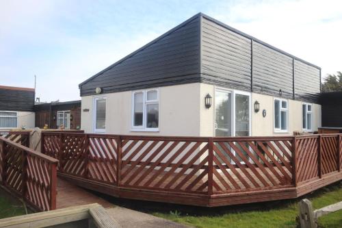 11B Medmerry Park 2 Bedroom Chalet - No Manual Workers Allowed 