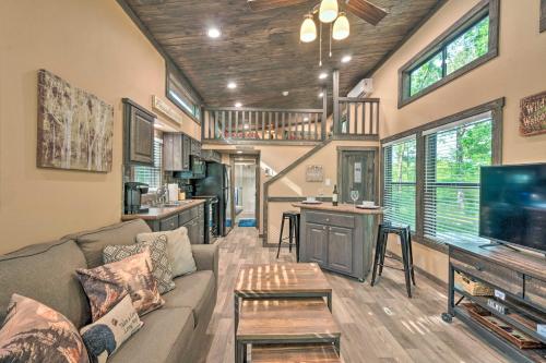 Broken Bow Tiny Home with Fire Pit 4 Miles to Lake! in Broken Bow, USA