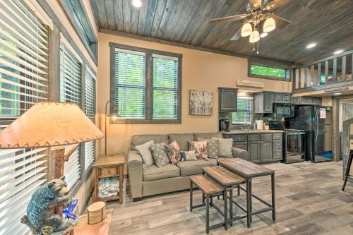 Broken Bow Tiny Home with Fire Pit 4 Miles to Lake! in Broken Bow, USA