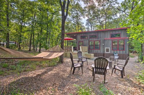 Broken Bow Tiny Home with Fire Pit 4 Miles to Lake! in Broken Bow, USA