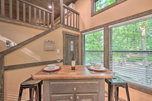 Broken Bow Tiny Home with Fire Pit 4 Miles to Lake! in Broken Bow, USA