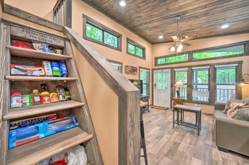 Broken Bow Tiny Home with Fire Pit 4 Miles to Lake! in Broken Bow, USA