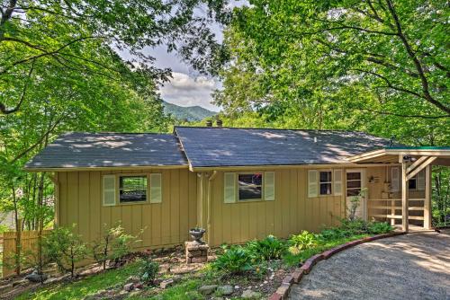 Mountain-View Maggie Valley House with Spacious Deck in Maggie Valley, USA