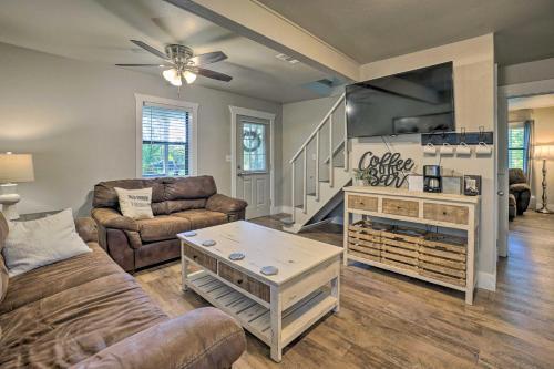 Peaceful Broken Bow Cottage with Fire Pit! in De Queen