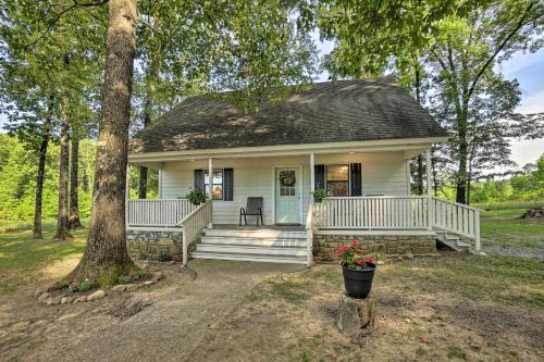 Peaceful Broken Bow Cottage w/ Fire Pit!, Broken Bow