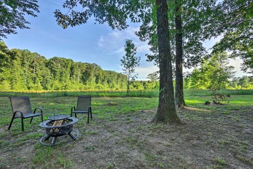 Peaceful Broken Bow Cottage with Fire Pit! in De Queen