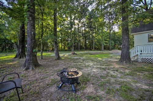 Peaceful Broken Bow Cottage with Fire Pit! in 德昆