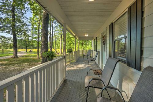 Peaceful Broken Bow Cottage with Fire Pit! in De Queen