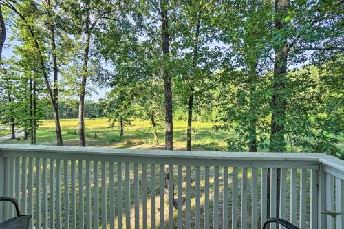 Peaceful Broken Bow Cottage with Fire Pit! in De Queen