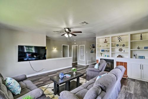Spacious and Modern Family Duplex in Galveston! in Galveston, USA