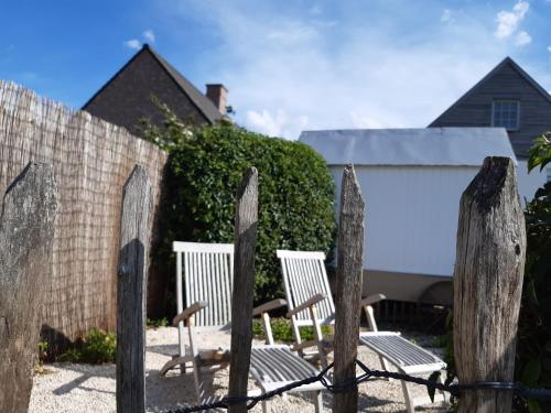 Casa-Cosi beautiful guesthouses for 1-4p with own kitchen reserved parking and private terrace in shared garden with seasonal pool and sauna minishop available for meals and breakfast or order breakfast basket - image 4