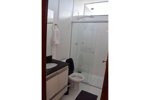 Apartamento novo, completo e bem localizado.