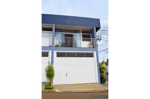 Apartamento novo, completo e bem localizado.