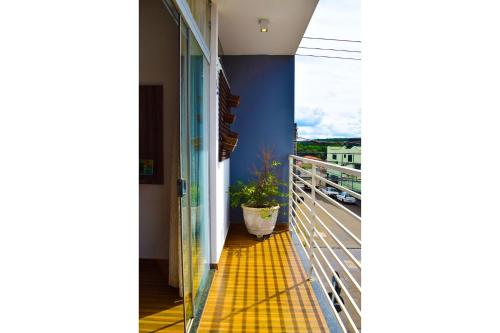 Apartamento novo, completo e bem localizado.