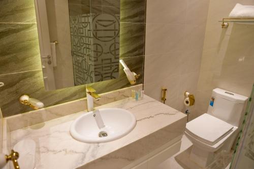 Bathroom, Crown City Hotel - فندق كراون سيتي near Dirab Golf & Country Club
