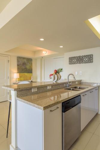 Large families! My getaway home is where the shore awaits! Beachfront resort, shared pools & jacuzzi
