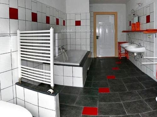 ห้องน้ำ, Exclusive apartment in a villa with park in Grossschirma in กรอซเชียร์ม่า
