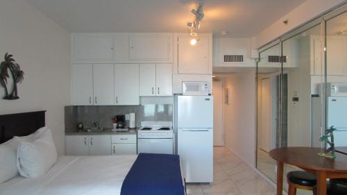 Ocean Front Casablanca Studios with FULL KITCHENS & Beach access By BL Rentals - Photo 2