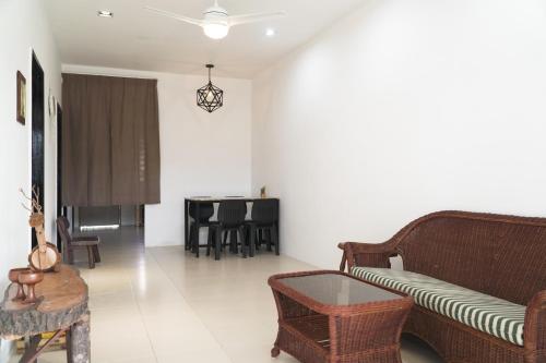 Cozy, Modern, Air Cond Gambang Water Park Homestay -- The Pigeon Guest House Kuantan