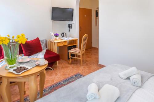 Standard Double Room image 10