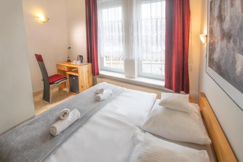 Deluxe Double Room image 7