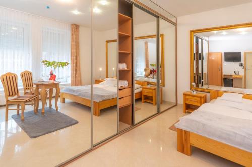 Deluxe Double Room with Bath image 8