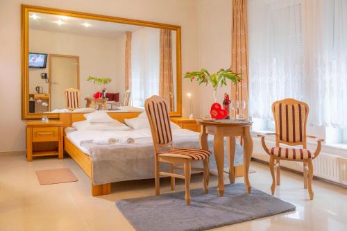 Deluxe Double Room with Bath image 6