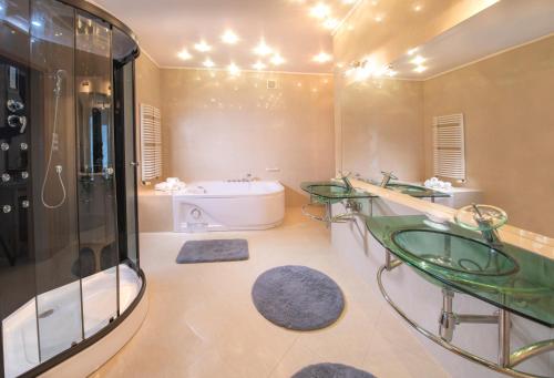Deluxe Double Room with Bath image 2