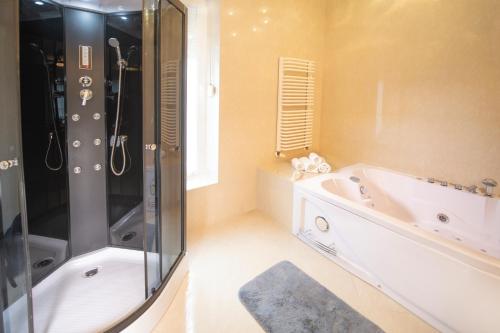 Deluxe Double Room with Bath image 1