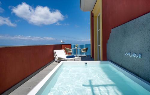 Deluxe Junior Suite Sea View and external spa bath