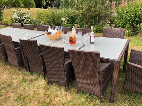 Iekārtas, The Wing & gardens with FREE hot tub & hard tennis court at Brook Hall nr York & Leeds in Wighill