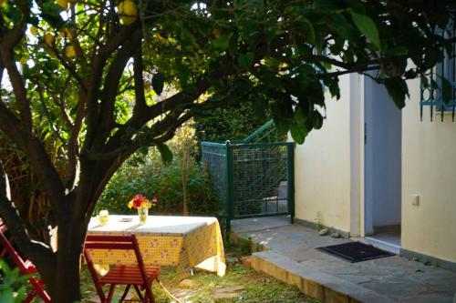 Cosy guest house with private yard, Saronida