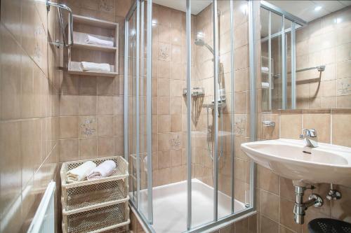 Comfort Two-Bedroom Apartment with Balcony