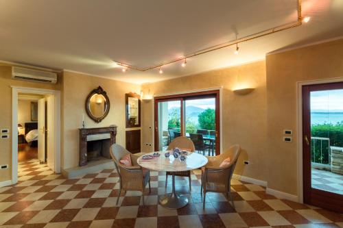 Lake Front Apartment - Direct Lake Access 5