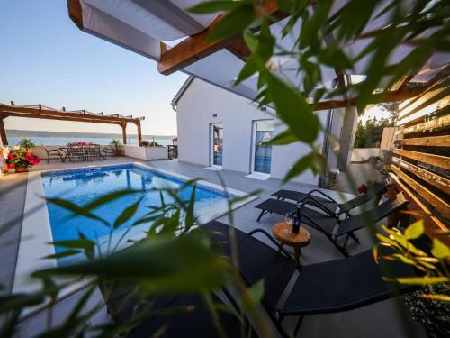 Lovely Holiday Home with Private Swimming Pool - Location saisonnière - Maslenica