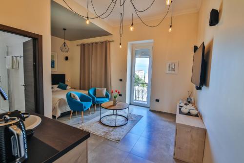 Deluxe Double Room with Balcony image 10